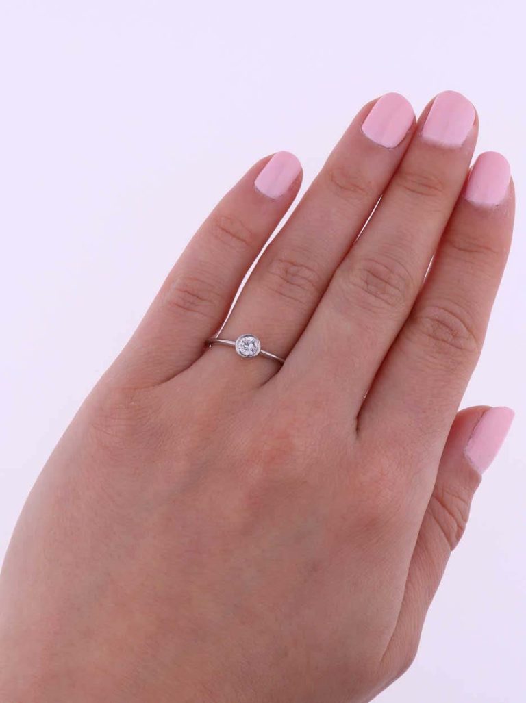 Button eljegyzési gyűrű