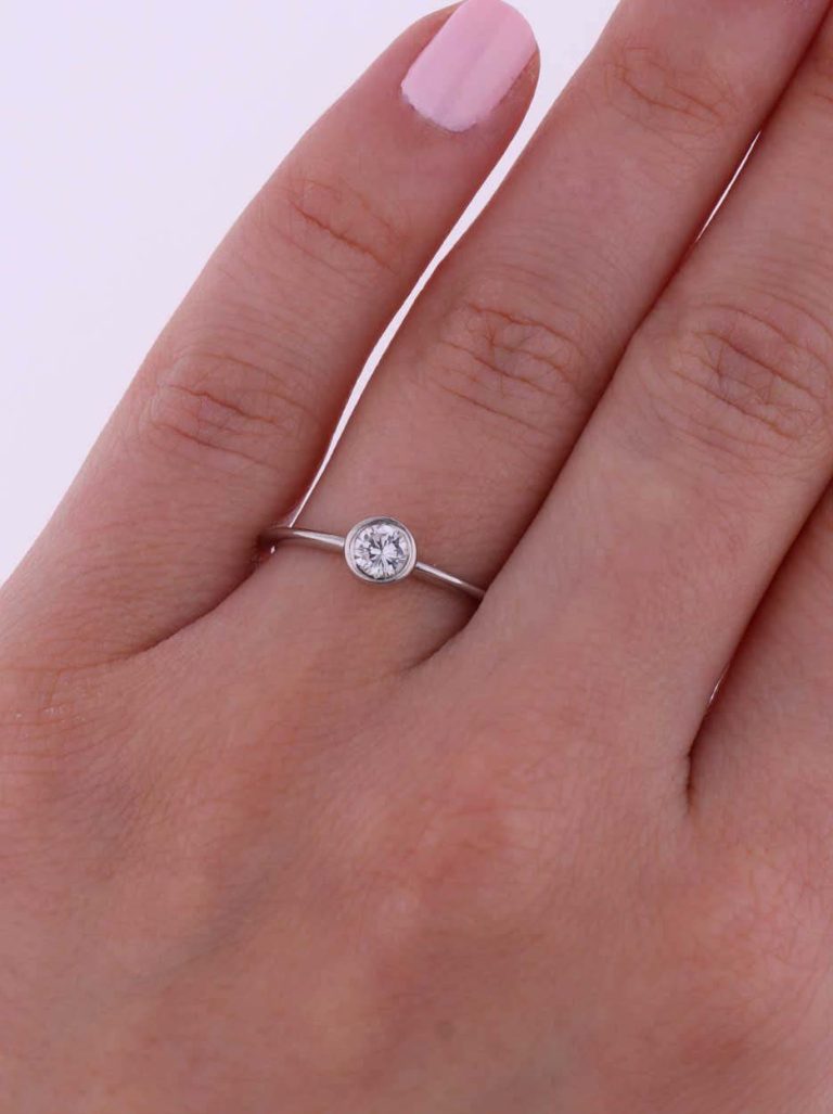 Button eljegyzési gyűrű