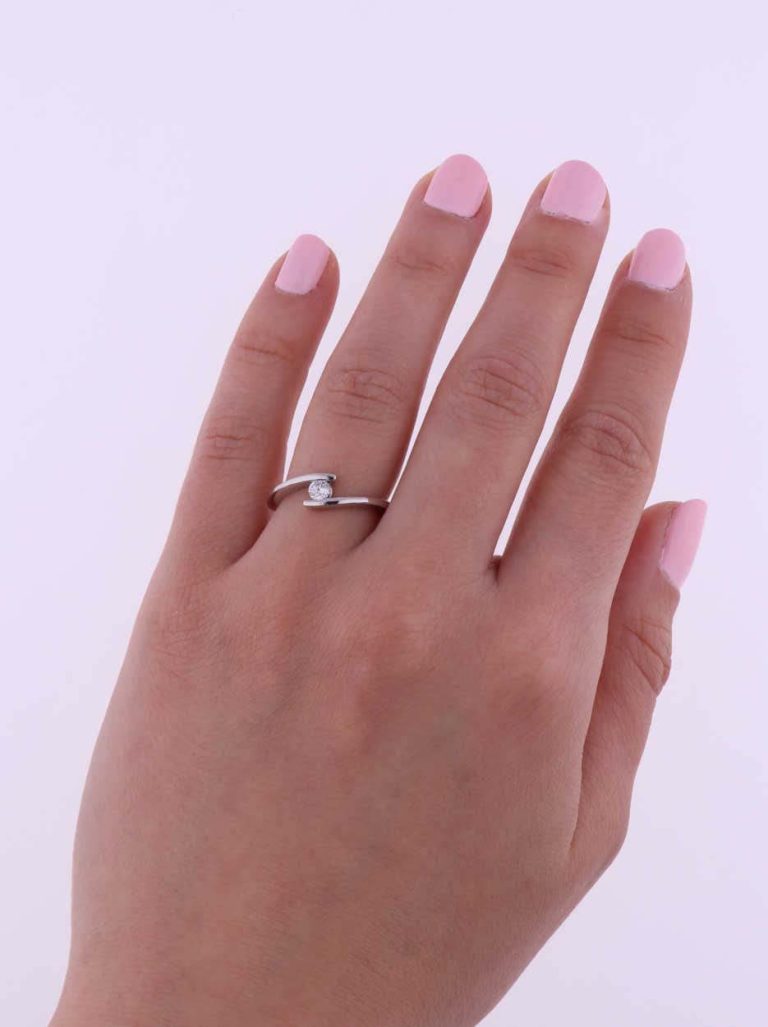 Modern eljegyzési gyűrű