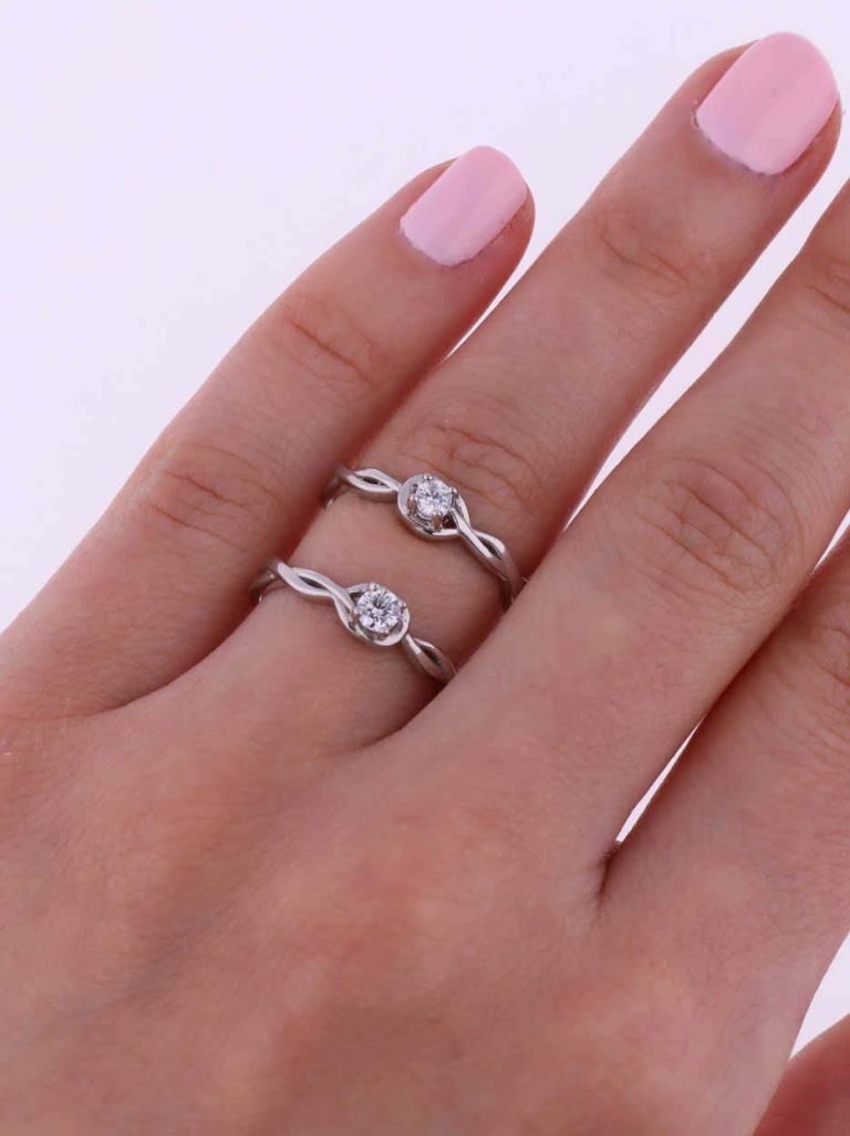 Ölelkezős eljegyzési gyűrű